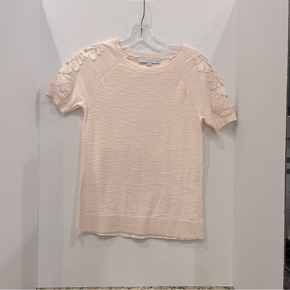 Loft ladies short sleeve pink top with embroidered floral sleeves in XSP. - Picture 1 of 4